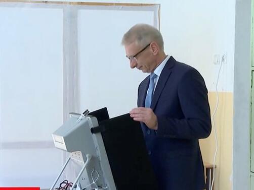 От втория път успя да гласува с машина премиерът Николай