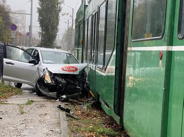 Заради дъжда: Кола се заби в трамвай в "Западен парк" в София