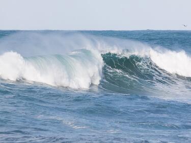 Вижте 5-метровите вълни по българското Черноморие (ВИДЕО, СНИМКИ)
