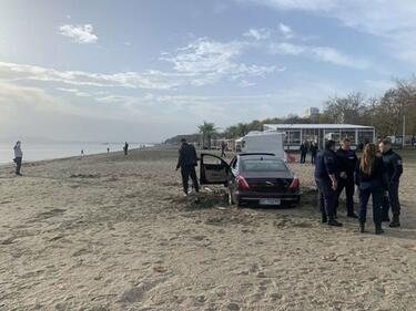 31-годишна украинка паркира Ягуара си на Северния плаж в Бургас, колата затъна в пясъка