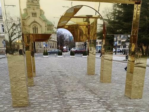 Килимът от коледната украса на площад Александър Невски в София