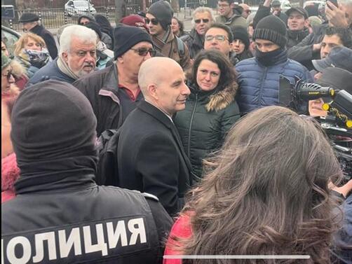 Десетки се събраха на протест срещу водещия на БНР Петър