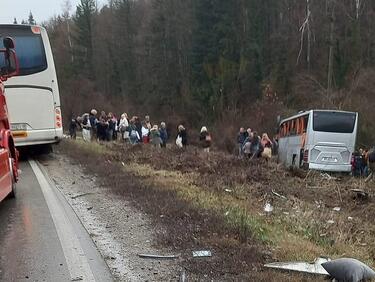 10 са пострадалите в катастрофата на пътя Русе-Бяла, изтеглят автобуса (ВИДЕО)