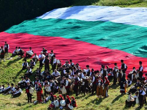 Българското знаме, което беше издигнато на пилон на връх Рожен,