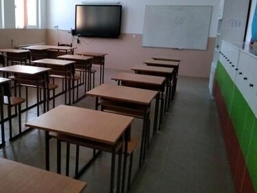 Ученици потрошиха класна стая
