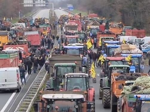 Трети ден френските фермери продължават блокадите около Париж и големите