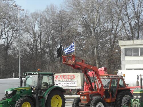 Протест на гръцки фермери Те влязоха с трактори в Солун