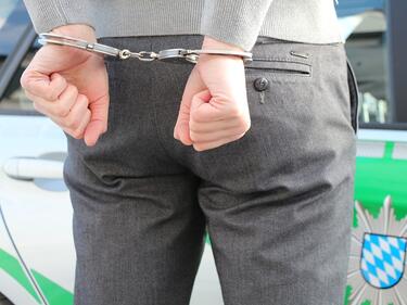 Арестуваха мъж с огромен подкуп за връщане на крадена кола
