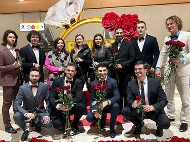 Млади ергенчета подаряват рози в метрото
