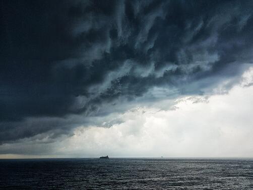 Силен средиземноморски циклон ще определя облачното и дъждовно време на