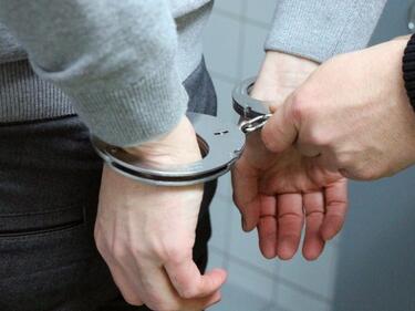 Полицията във В. Търново задържа двама души за грабеж
