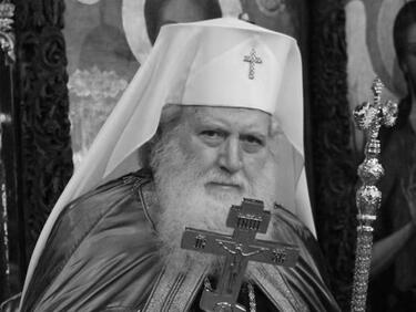 Поругаха гроба на патриарх Неофит (СНИМКИ)