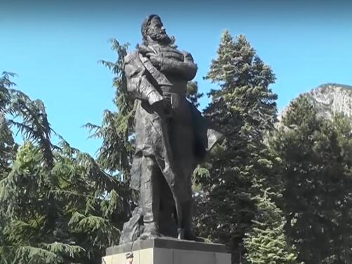 С чествания и военни ритуали в цялата страна почитаме почетена