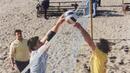 Деца от домове играят плажен волейбол