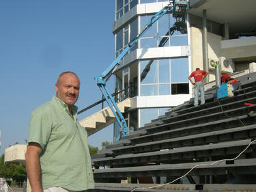 Председателят на Организационния комитет на европейското първенство Иван Попов ежедневно инспектира ремонтите на базата.