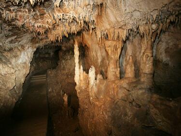 Българи откриха втората по дълбочина пещера в Албания 