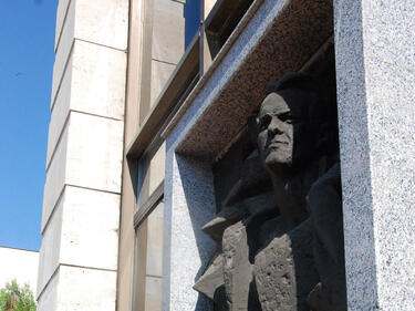 Връщат паметника на Вапцаров