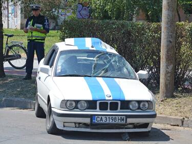 BMW се заби в стълб на бул. "България"