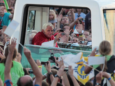 Папата се отърва от глоба за возене без колан
