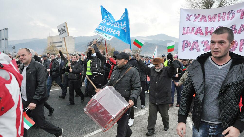 В защита на Национален парк Пирин протестиращи символично помахаха на