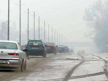 Мокри, заснежени и заледени пътища в страната