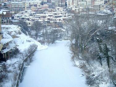 Река Янтра край Търново е почти напълно замръзнала