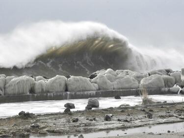 Морето погълна фотограф, опитал се да снима огромните вълни