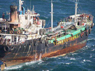 Пожар на танкер в Каспийско море, поне един е загинал 