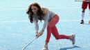 Кейт Мидълтън играе хокей в коралови джинси
