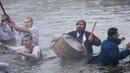 Под звуците на гайди и тъпани в ледените води на Тунджа се игра мъжкото хоро