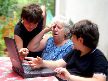Баби и внуци се учат взаимно на готвене и компютри
