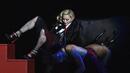 Поп иконата Мадона падна лошо на церемонията на наградите БРИТ (СНИМКИ/ВИДЕО)