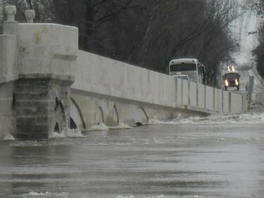 МОСВ предупреждава за възможност от високи вълни и води