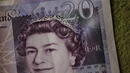 Великобритания отпуска 100 млрд. паунда на банките си