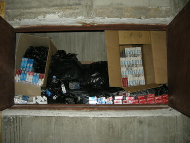 Контрабандни цигари зад двойна стена на изба разкриха митничари 