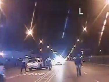 Шокиращо видео как бял полицай застрелва чернокож младеж в Чикаго