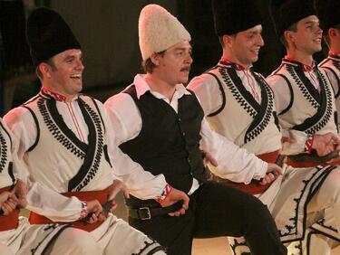 Камен Донев танцува с фолклорния състав на баща си
