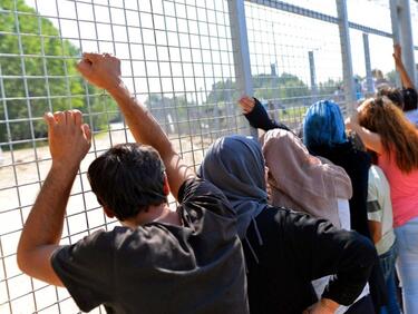Унгария подсилва граничната си ограда със Сърбия
