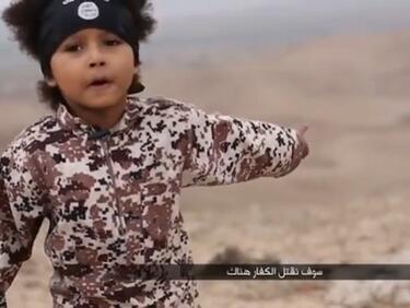 Малкият Джон Джихадиста от пропагандните клипове на ИД избягал с майка си от Сирия
