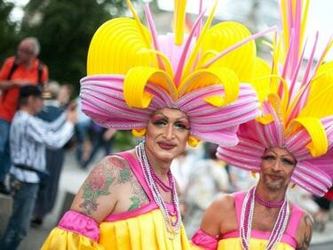 Невиждан досега гей парад в САЩ шествае в Манхатън под знака на Орландо