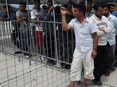Цял град мигранти спрени да не влязат у нас или в Гърция