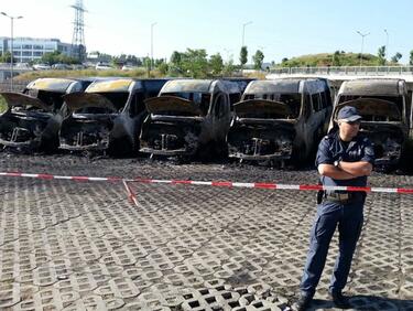 9 буса изгоряха като факли в София, палежът е умишлен