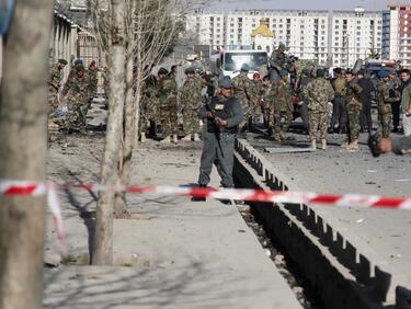 „Ислямска държава“ окървави Кабул! 80 убити и 200 ранени на мирна демонстрация