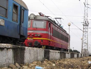БДЖ няма локомотиви, спира временно влакове, заменя ги с автобуси