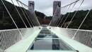 Китай открива в събота най-дългия стъклен мост в света