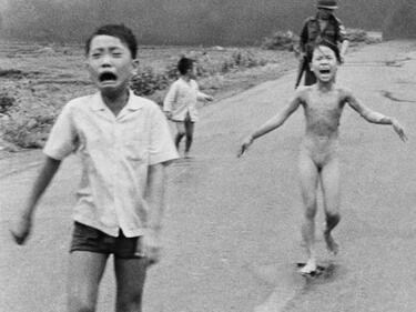 След скандал Facebook пусна снимката на "напалмовото момиче" от Виетнам