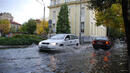 <p>Проливният дъжд и запушени шахти превърнаха кръстовището на улиците  "Христо Ботев" и "Цар Освободител" в центъра на Хасково в езеро</p>