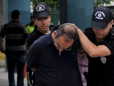 В Турция арестуваха още стотици - служители на затворите и съда