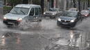<p>Поройните дъждове превърнаха улиците в реки и затрудниха движението на автомобили и пешеходци</p>
