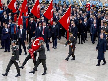 Турция чества Деня на републиката с арести на терористи и полицейски блокади
